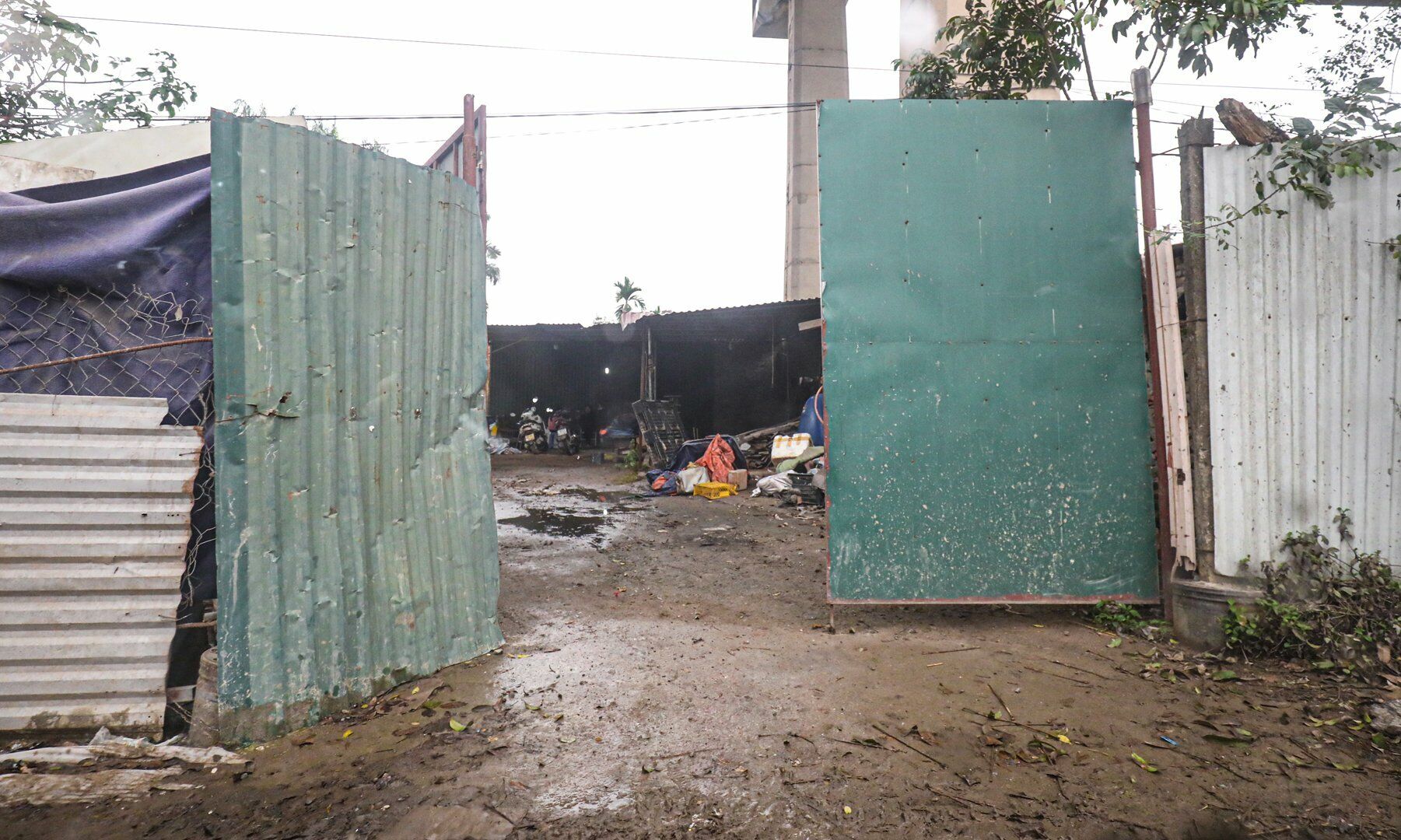 Thỉnh thoảng có đoạn được trổ cổng để phục vụ hoạt động ra vào của xe ô tô, xe cẩu…