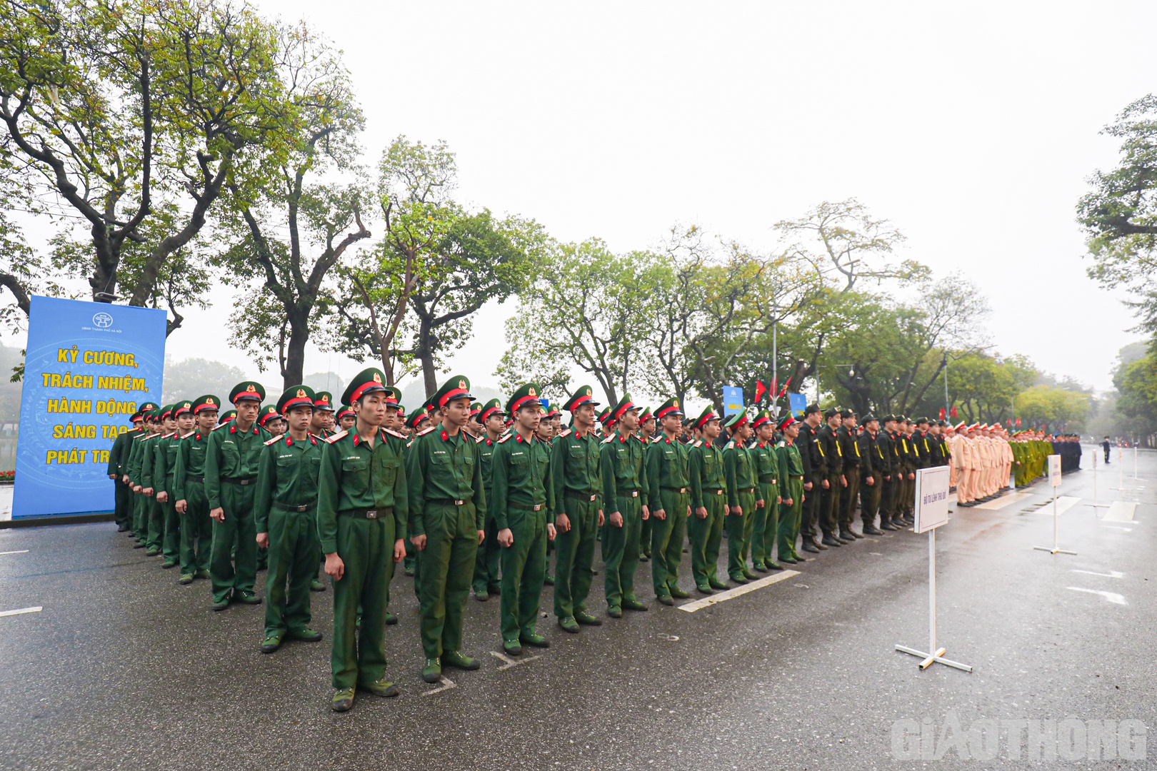 Lực lượng CSGT, CSCĐ, TTGT, BTL Thủ đô tham gia tại buổi lễ.
