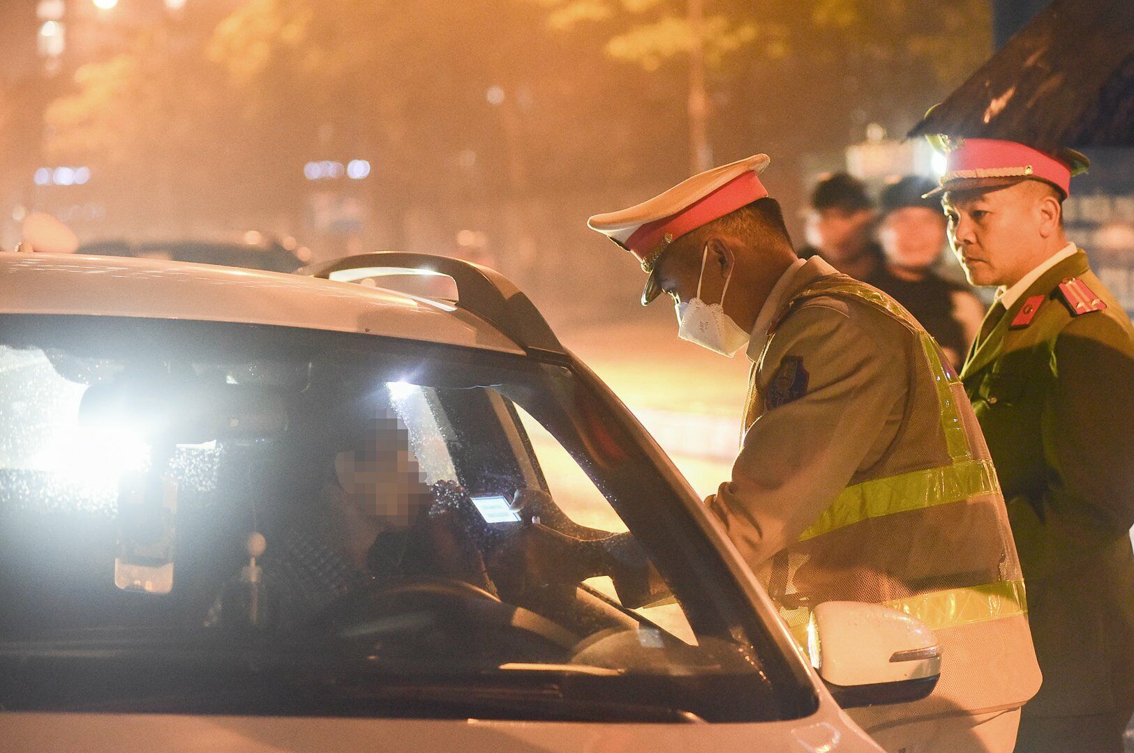 Khoảng 21h30, Tổ công tác tiếp tục phát hiện lái xe ô tô BKS 076.XX vi phạm nồng độ cồn mức 0,34 miligam/lít khí thở.