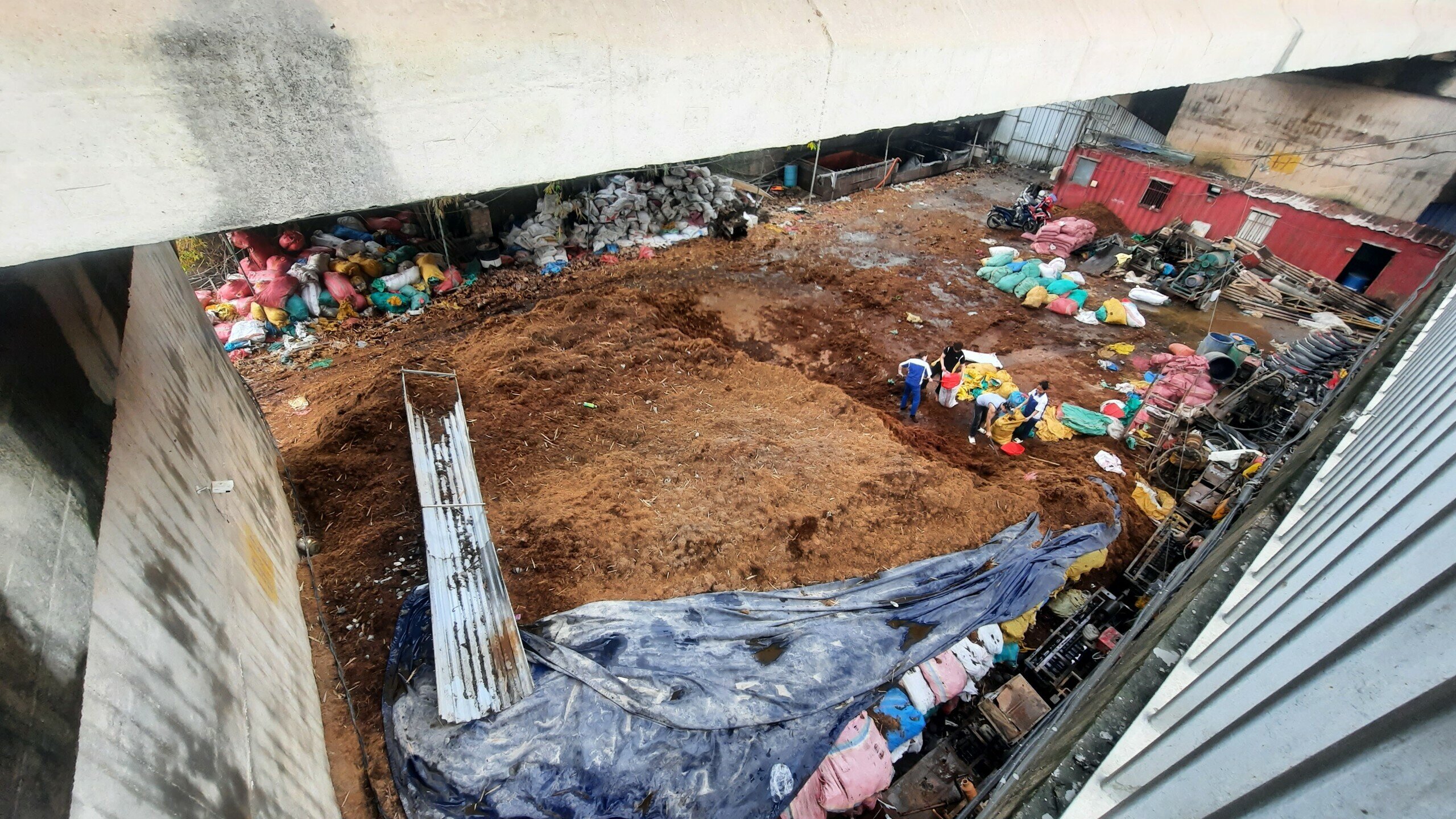 PV nhận thấy, tại đây có rất nhiều lán xưởng tập kết những vật liệu rất dễ cháy như nhựa, xơ dừa gỗ...