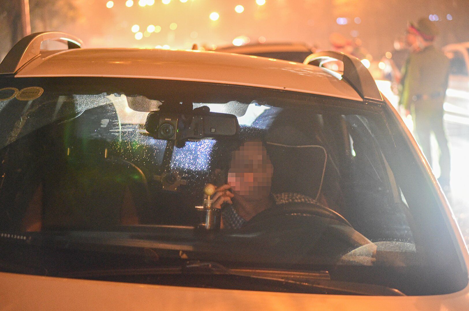 Sau khi biết mình vi phạm nồng độ cồn, tài xế này đã liên tục điện thoại "cầu cứu", không ký vào biên bản và phiếu đo nồng độ cồn.