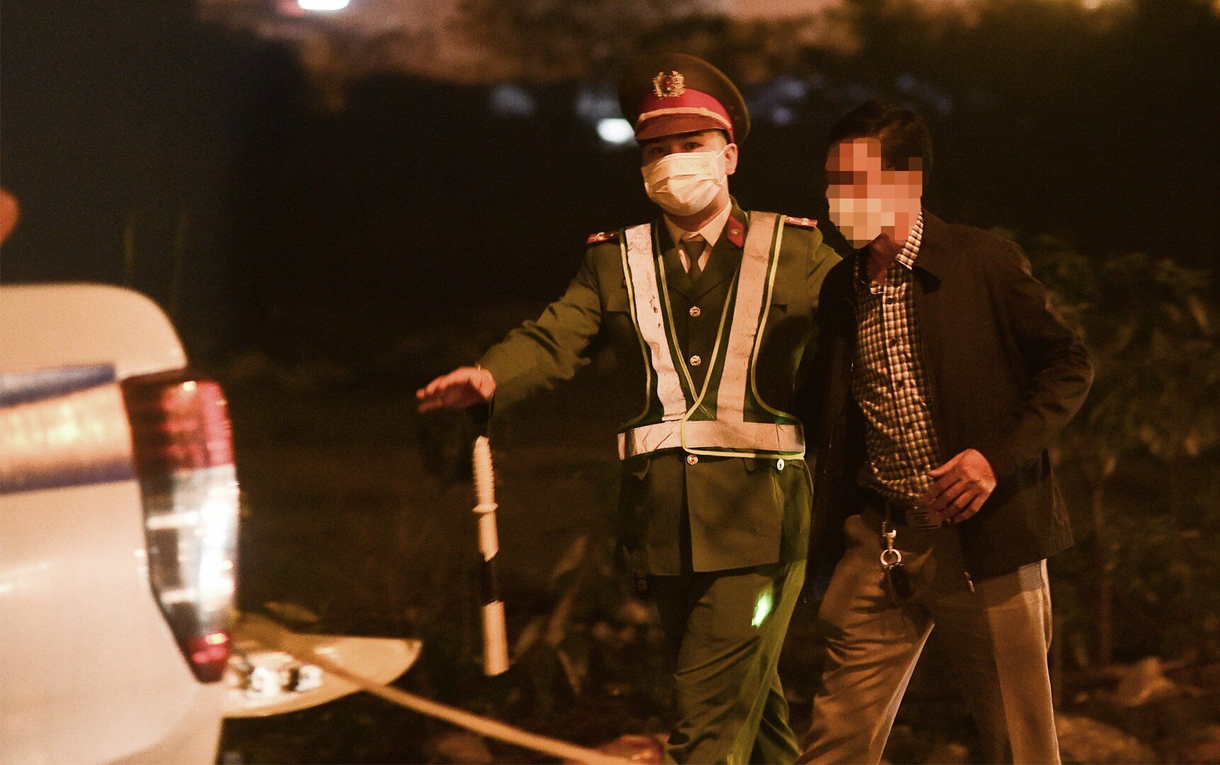 Sau đó, lái xe này trao đổi với Tổ công tác và gợi ý "giải quyết nhanh bằng tình cảm". Tuy nhiên, Tổ công tác ngay lập tức từ chối lời đề nghị không chính đáng này, kiên quyết lập biên bản xử phạt, giữ xe và GPLX.