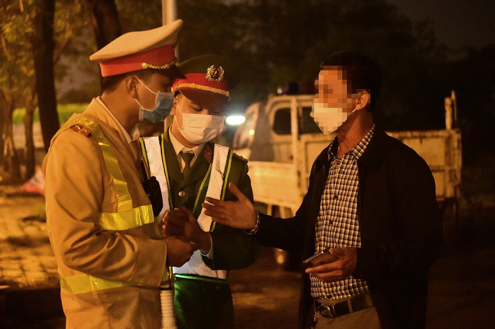 Hơn 1 giờ sau, lái xe ô tô BKS 076.XX mới chịu ký vào phiếu đo nồng độ cồn và biên bản. Với lỗi này, lái xe sẽ bị phạt tiền từ 6-8 triệu đồng, tước GPLX từ 10-12 tháng.