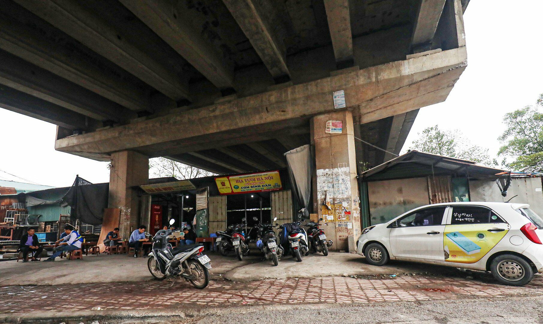 Trao đổi với PV Báo Giao thông, ông Lê Tư Tiến, Phó Chủ tịch UBND xã Hải Bối cho biết, tất cả những lán xưởng, cơ sở sản xuất, nhà hàng, quán ăn chăn nuôi dưới gầm cầu Thăng Long đều xây dựng và hoạt động trái phép.