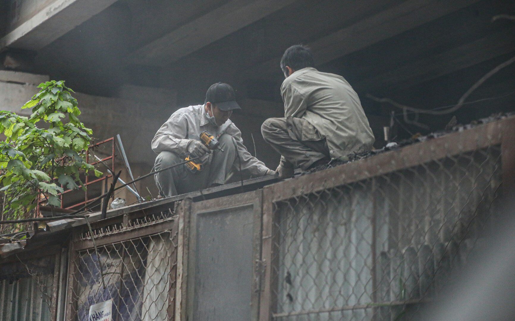 "Sau khi xuất hiện vụ hỏa hoạn ngày 7/2, UBND huyện Đông Anh và xã đã họp và yêu cầu chủ cơ sở sản xuất, nhà xưởng tại đây phải di dời và tháo dỡ. Nếu không thực hiện sẽ bị lập biên bản để xử lý theo quy định của pháp luật", ông Tiến nói.