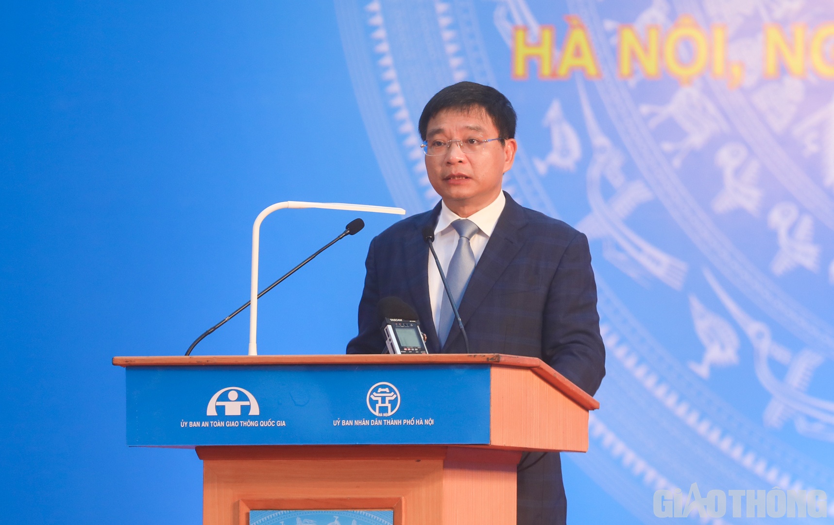Tại buổi lễ, Bộ trưởng Nguyễn Văn Thắng đề nghị cán bộ, đảng viên, công chức, viên chức đặc biệt là những người trực tiếp làm công tác quản lý nhà nước và thực thi pháp luật về bảo đảm TTATGT nêu gương thực hiện “Thượng tôn pháp luật” tạo động lực để đẩy mạnh tuyên truyền, vận động người tham gia giao thông tự giác chấp hành pháp luật về ATGT, tuân thủ hiệu lệnh và hướng dẫn của lực lượng chức năng, từng bước xây dựng văn hoá giao thông an toàn cho cả xã hội. Cùng với đó, kiên quyết, kiên trì xử lý nghiêm các hành vi vi phạm TTATGT, nhất là vi phạm về nồng độ cồn khi lái xe, tốc độ, tránh, vượt sai quy định; vi phạm chở hàng quá tải trọng...