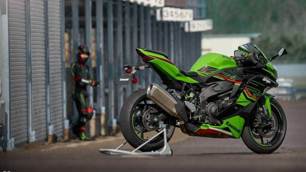 Xe được bán với 3 biến thể bao gồm Ninja ZX-4R cơ sở, Ninja ZX-4R SE và Ninja ZX-4RR