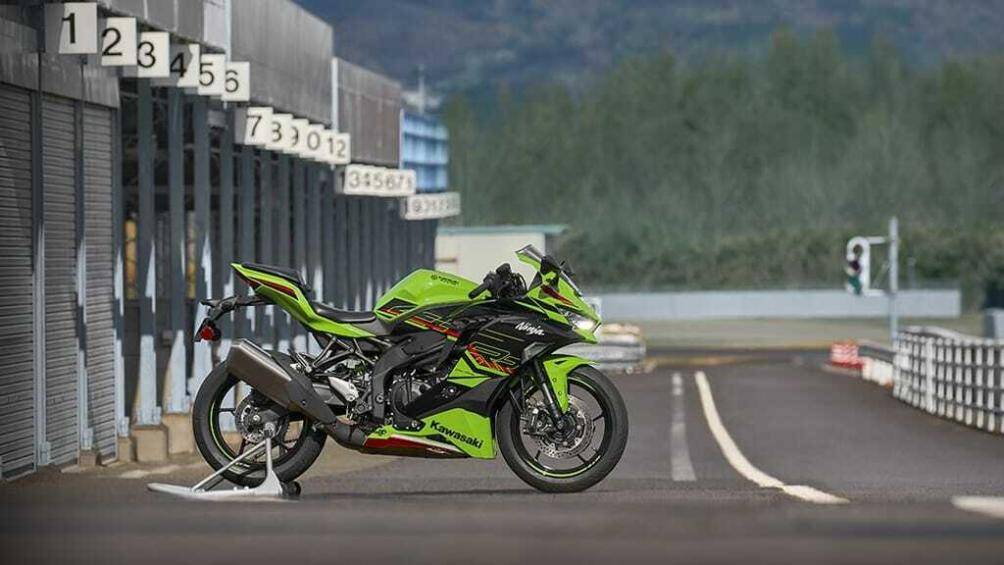 Mẫu mô tô phân khối lớn mới của hãng xe Kawasaki còn được trang bị phanh đĩa đôi có đường kính 290 mm ở bánh trước và phanh đĩa đơn 220 mm tại bánh sau