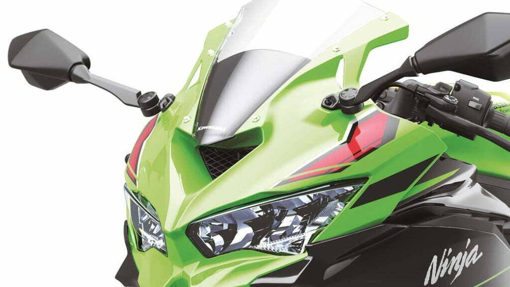 Phiên bản SE được phân biệt với ZX-4R bằng màu sơn của đội đua Kawasaki, bộ sang số nhanh, kính chắn gió màu, ổ cắm điện USB và thanh trượt khung
