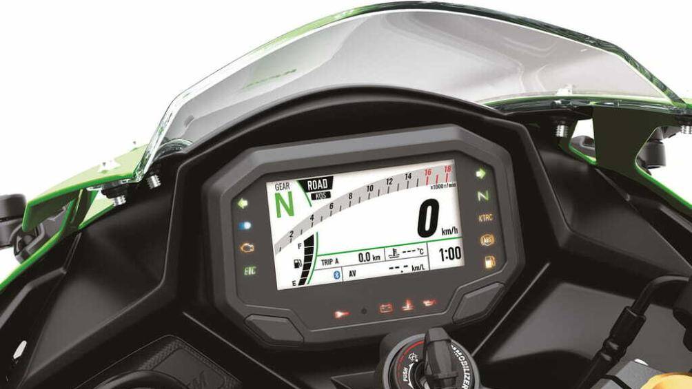 Hệ thống đèn LED từ trước ra sau, yên cao 800 mm, hệ thống kiểm soát lực kéo KTRC và cả bảng đồng hồ kỹ thuật số với màn LCD 4,3 inch