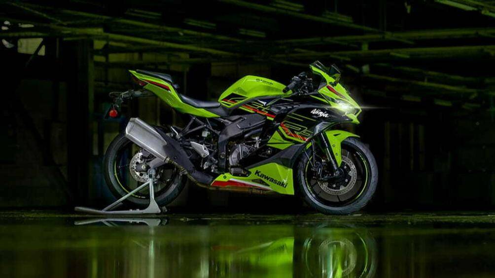 Kawasaki ZX-4R 2023 phiên bản ZX-4RR sẽ được hãng xe Nhật Bản trang bị đầy đủ nhất với việc có thêm giảm xóc đơn Showa BFRC-Lite