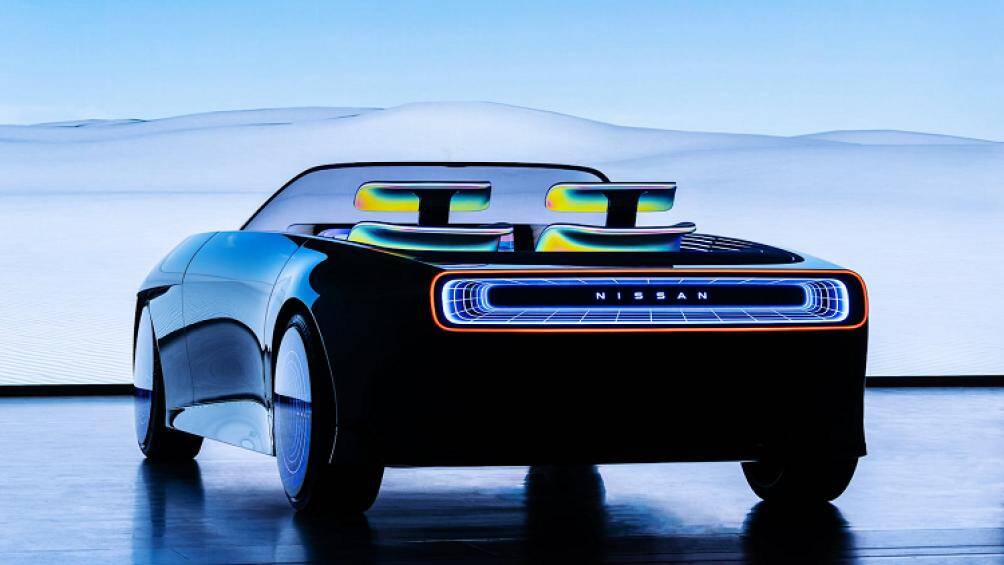 Nissan Max-Out Convertible là một chiếc xe mui trần thuần điện với thiết kế vượt thời gian và chỉ có hai chỗ ngồi