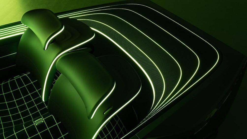 Vô lăng trên Max-Out Convertible cũng được thiết kế kiểu xe đua. Hoàn toàn không có một phím bấm vật lý nào trong khoang nội thất