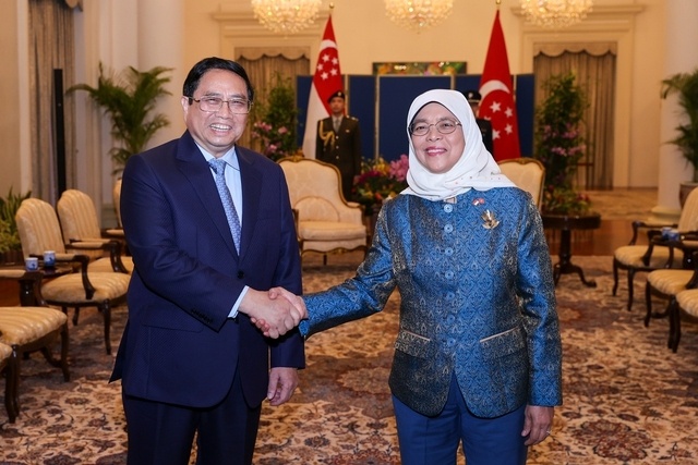 Sau lễ đón chính thức, Thủ tướng Phạm Minh Chính hội kiến với Tổng thống Singapore Halimah Yacob (trong ảnh) và hội đàm với Thủ tướng Singapore Lý Hiển Long. Ảnh: VGP/Nhật Bắc