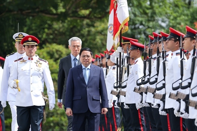 Sáng 9/2, Thủ tướng Singapore Lý Hiển Long và Phu nhân chủ trì lễ đón Thủ tướng Phạm Minh Chính và Phu nhân, cùng đoàn đại biểu cấp cao Việt Nam thăm chính thức Singapore, được tổ chức trọng thể tại Phủ Tổng thống Singapore (Dinh Istana).
