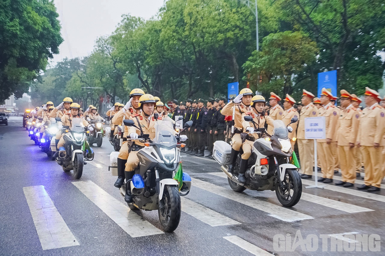 Khối xe mô tô của CSGT xuất quân.