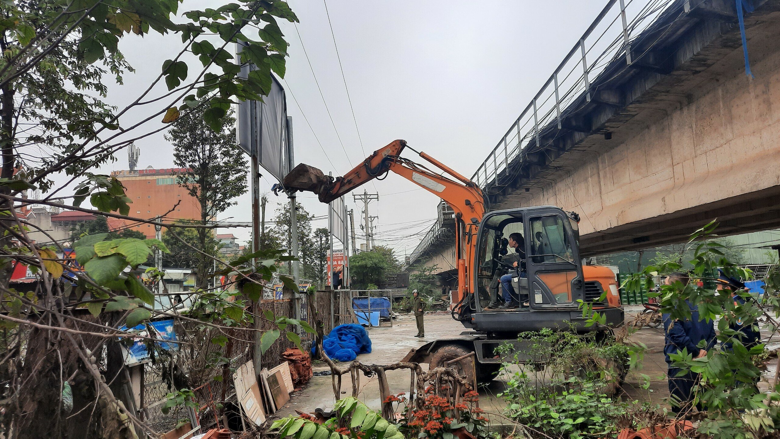 Sau phản ánh của Báo Giao thông, ngày 10-11/2, Lực lượng liên ngành của huyện Đông Anh và xã Hải Bối (TP Hà Nội) đã ra quân xử lý những lán xưởng, bãi tập kết vật liệu xây dựng, phế liệu trái phép dưới gầm cầu đường sắt dẫn lên cầu Thăng Long.