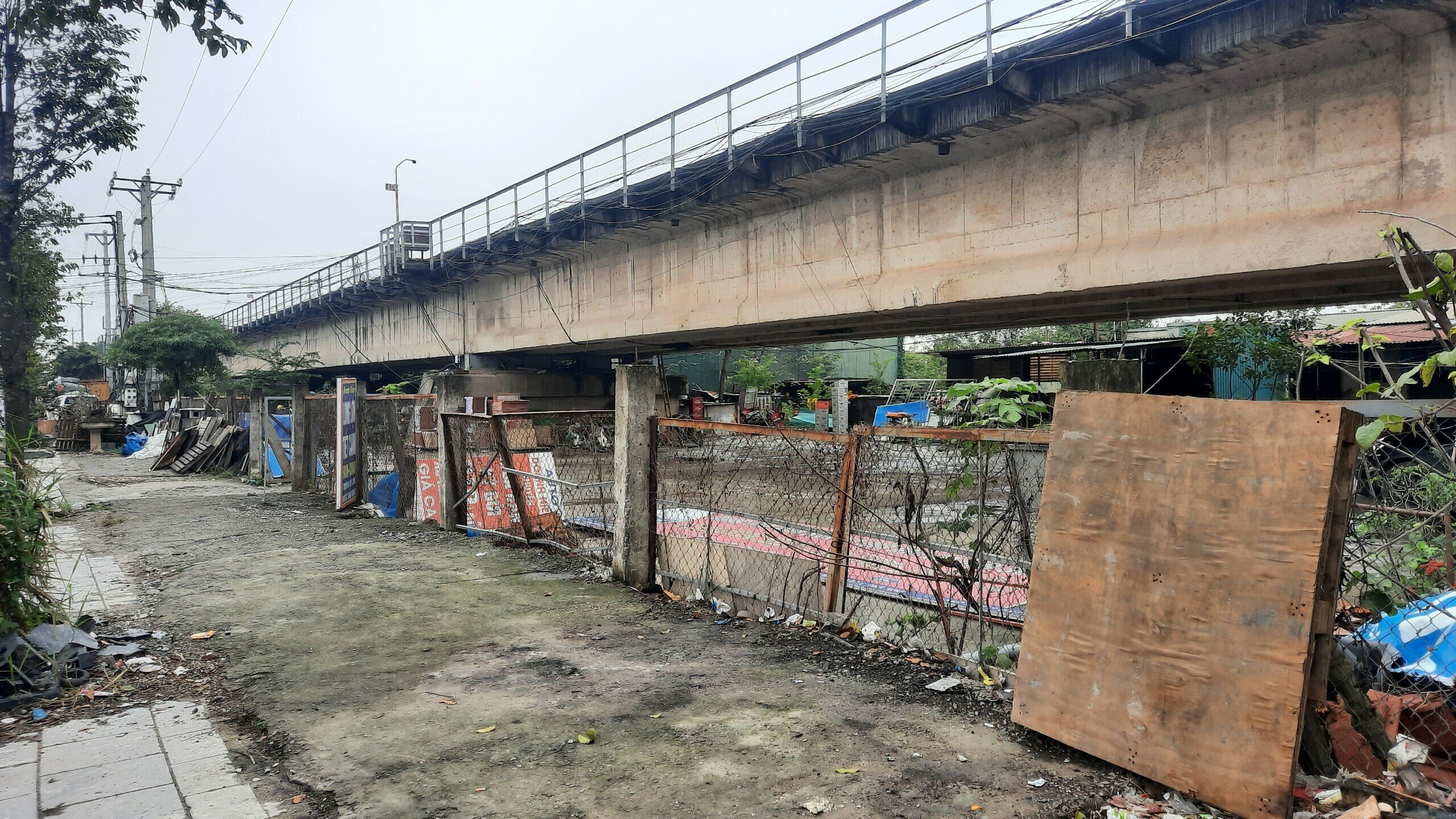 Đại diện Công ty Cổ phần Đường sắt Hà Thái cũng cho biết, để tránh hiện tượng tái lấn chiếm, phía đơn vị này đã đầu tư hệ thống hàng rào gồm cọc bê tông và lưới thép B40 có chiều dài gần 2km ở hai bên đường sắt.