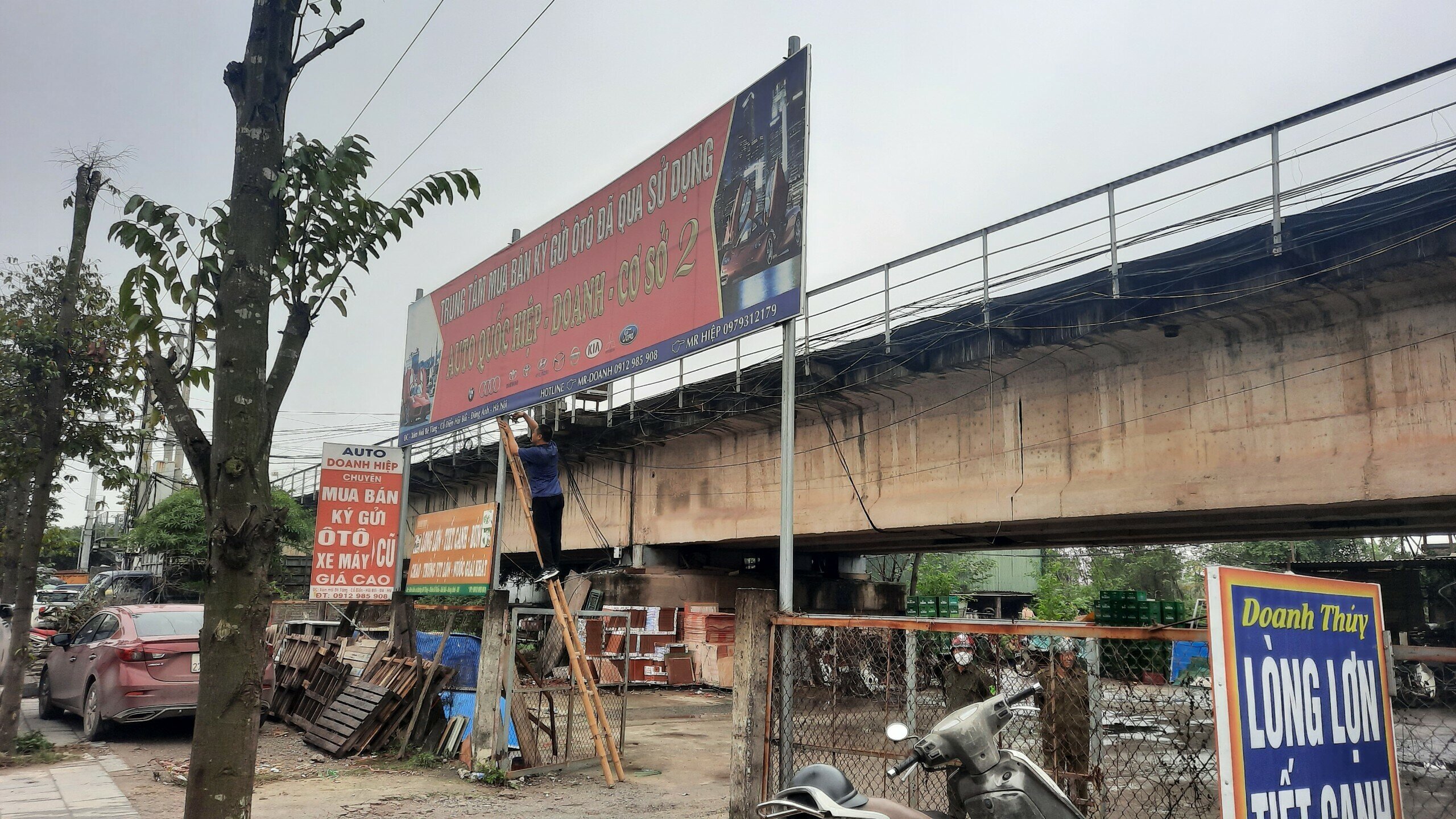 Tuy nhiên, sau đó nhiều đối tượng đã tự ý phá dỡ hàng rào bảo vệ đường sắt này để vào làm lán xưởng, tập kết phế liệu, vật liệu xây dựng tại đây.