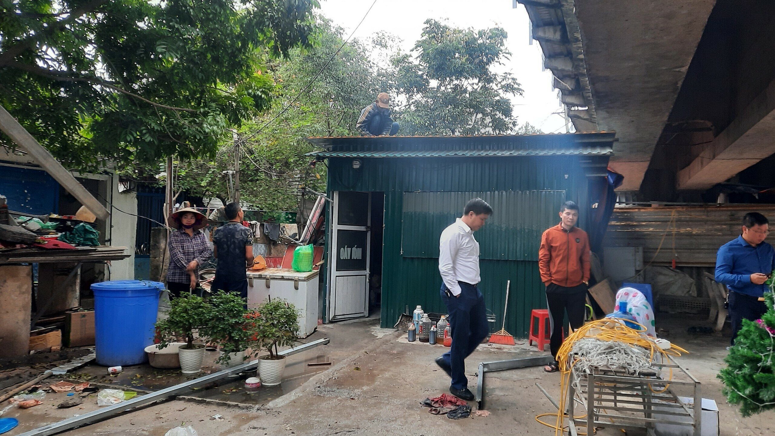 "Khi phát hiện chúng tôi đã báo cáo đến chính quyền địa phương, tuy nhiên tình trạng này vẫn diễn ra", đại diện Công ty Cổ phần Đường sắt Hà Thái cho biết.