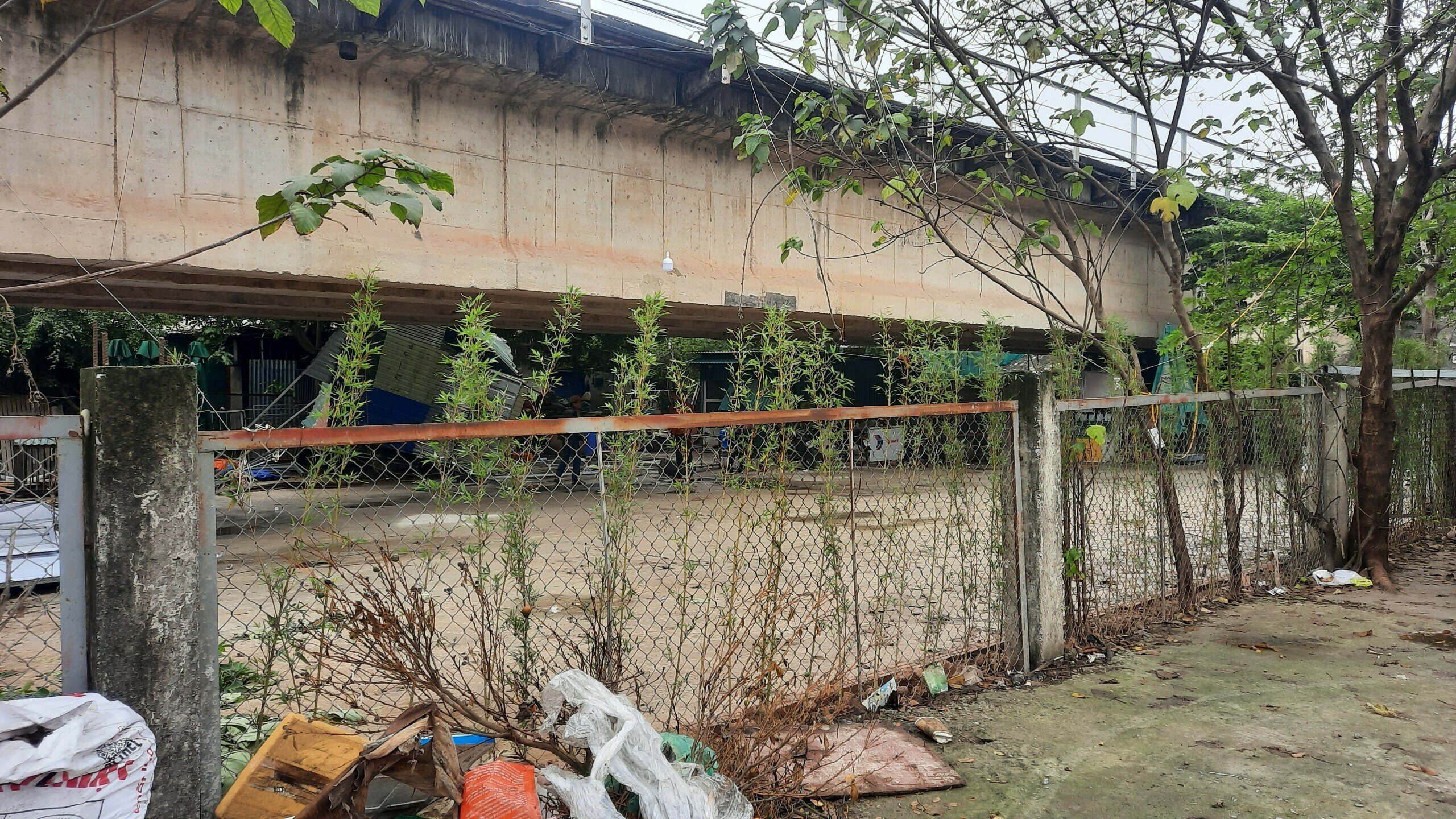 Quan sát của PV cho thấy, những hàng rào này giờ đây không còn chức năng ngăn hiện tượng tái lấn chiếm mà ngược lại đã trở thành tường rào bảo vệ cho những lán xưởng, bãi tập kết vật liệu, phế liệu trái phép tại đây.