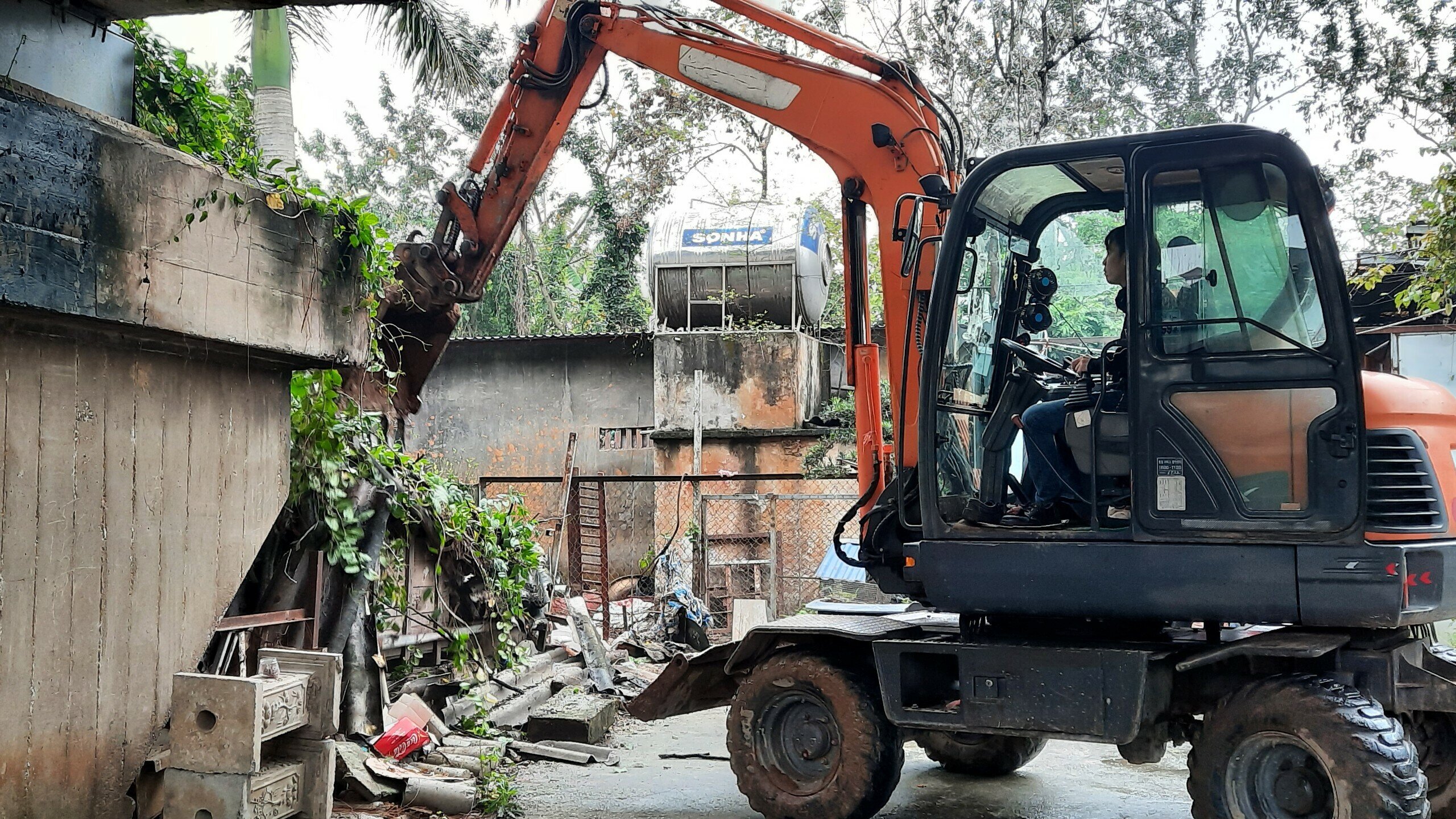 Ông Lê Tư Tiến, Phó Chủ tịch UBND xã Hải Bối, UBND huyện và xã Hải Bối năm 2018 đã xử lý triệt để và giao mặt bằng sạch khu đất này cho Công ty Cổ phần Đường sắt Hà Thái quản lý.