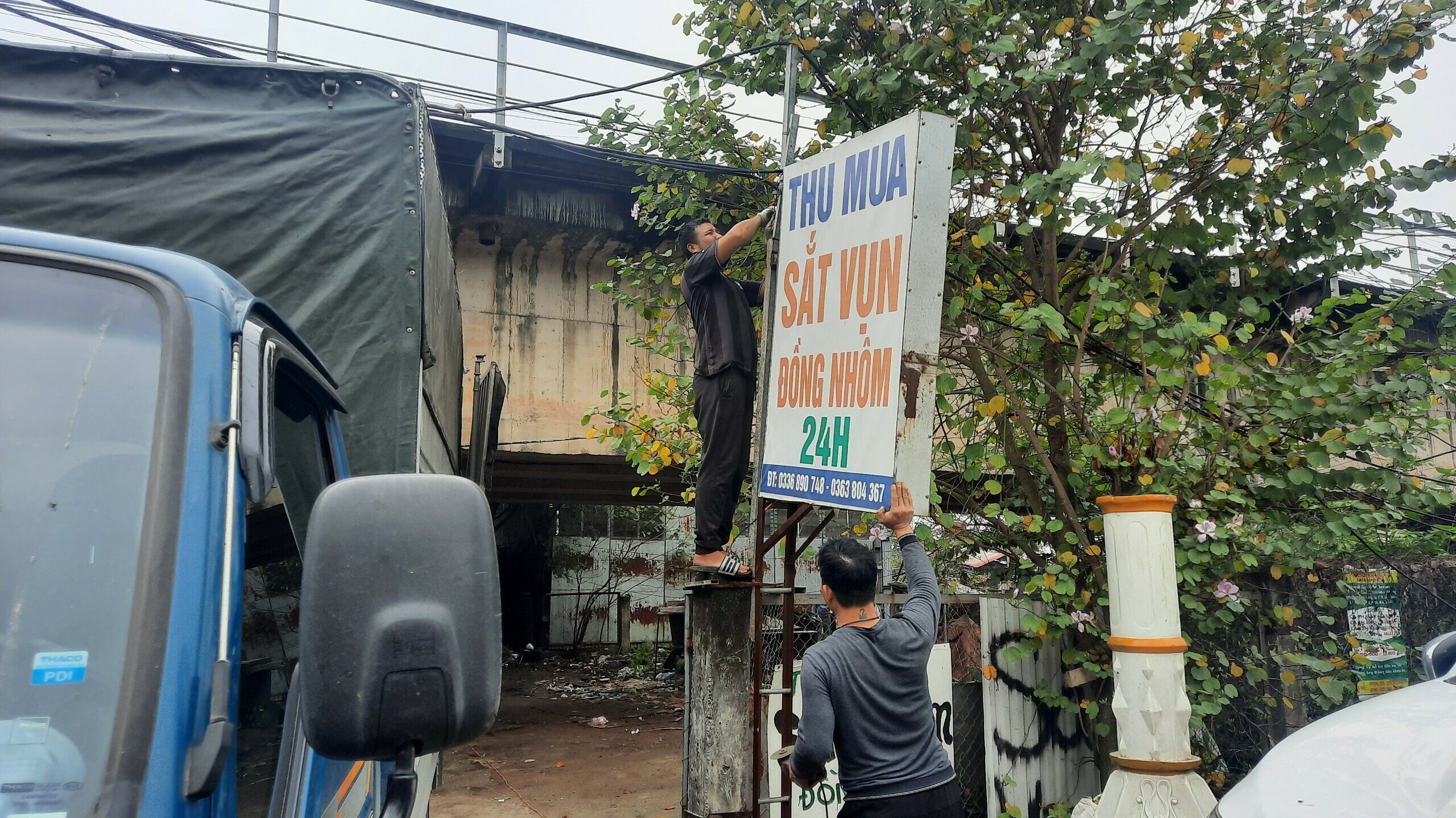 Trước khi tiến hành tháo dỡ, nhiều cá nhân dựng lán xưởng, biển quảng cáo trái phép tại đây đã xin tự tháo dỡ.