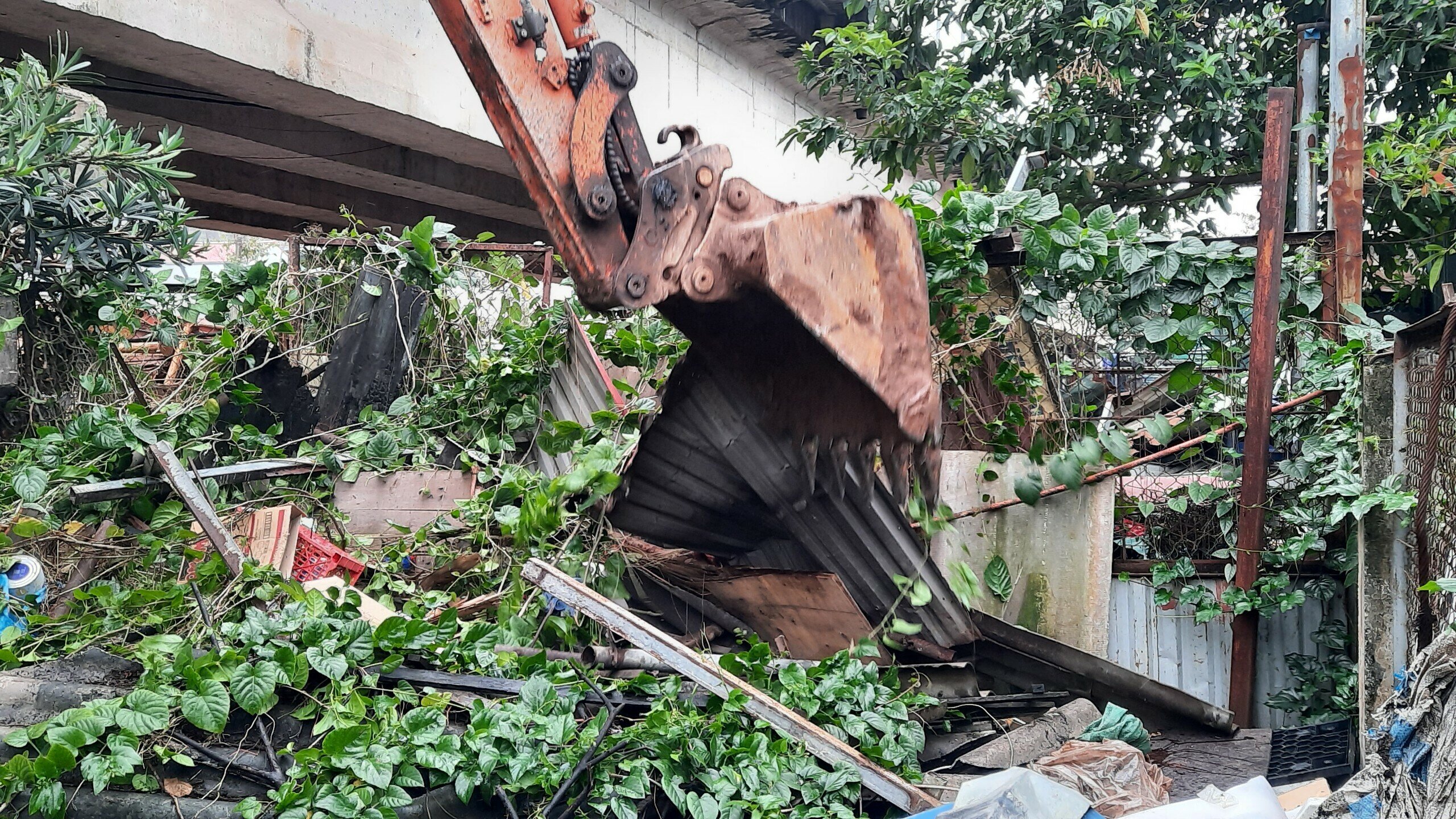 Những cá nhân nào không tự tháo dỡ thì lực lượng liên ngành sẽ tiến hành tháo dỡ bằng máy cẩu chuyên dụng.