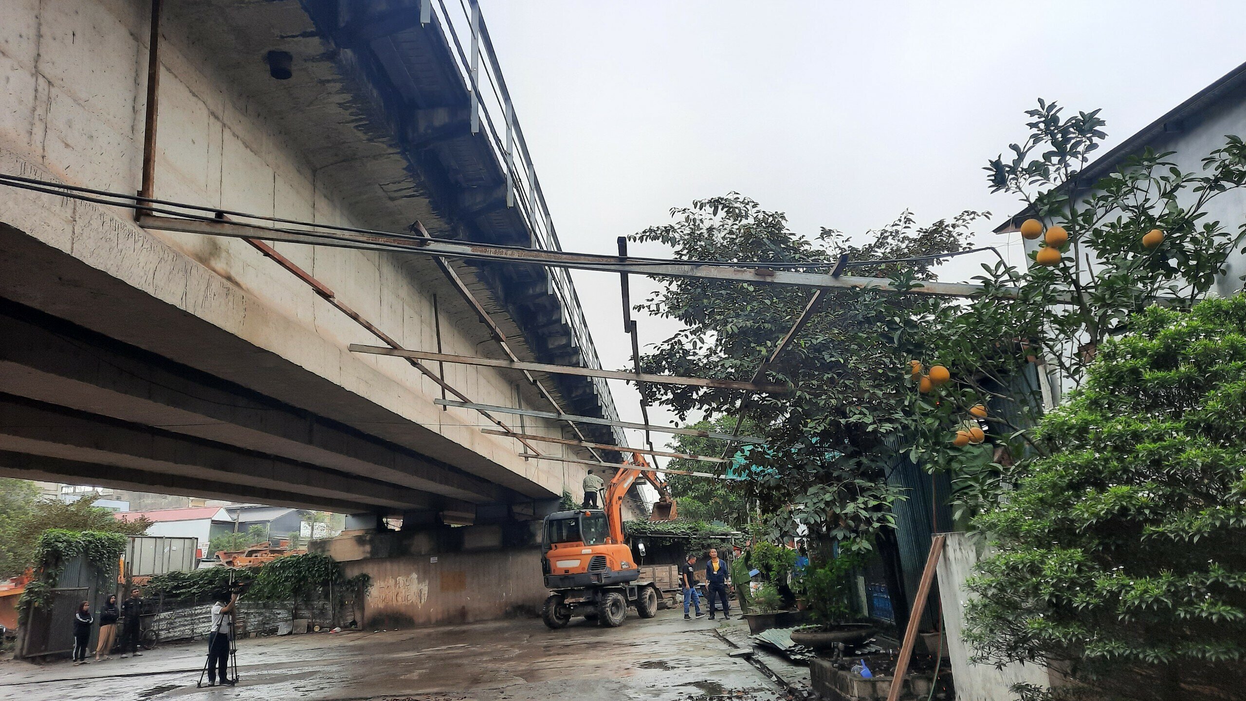 Có những cá nhân đã tự ý hàn khung sắt vào dầm đường sắt như thế này.