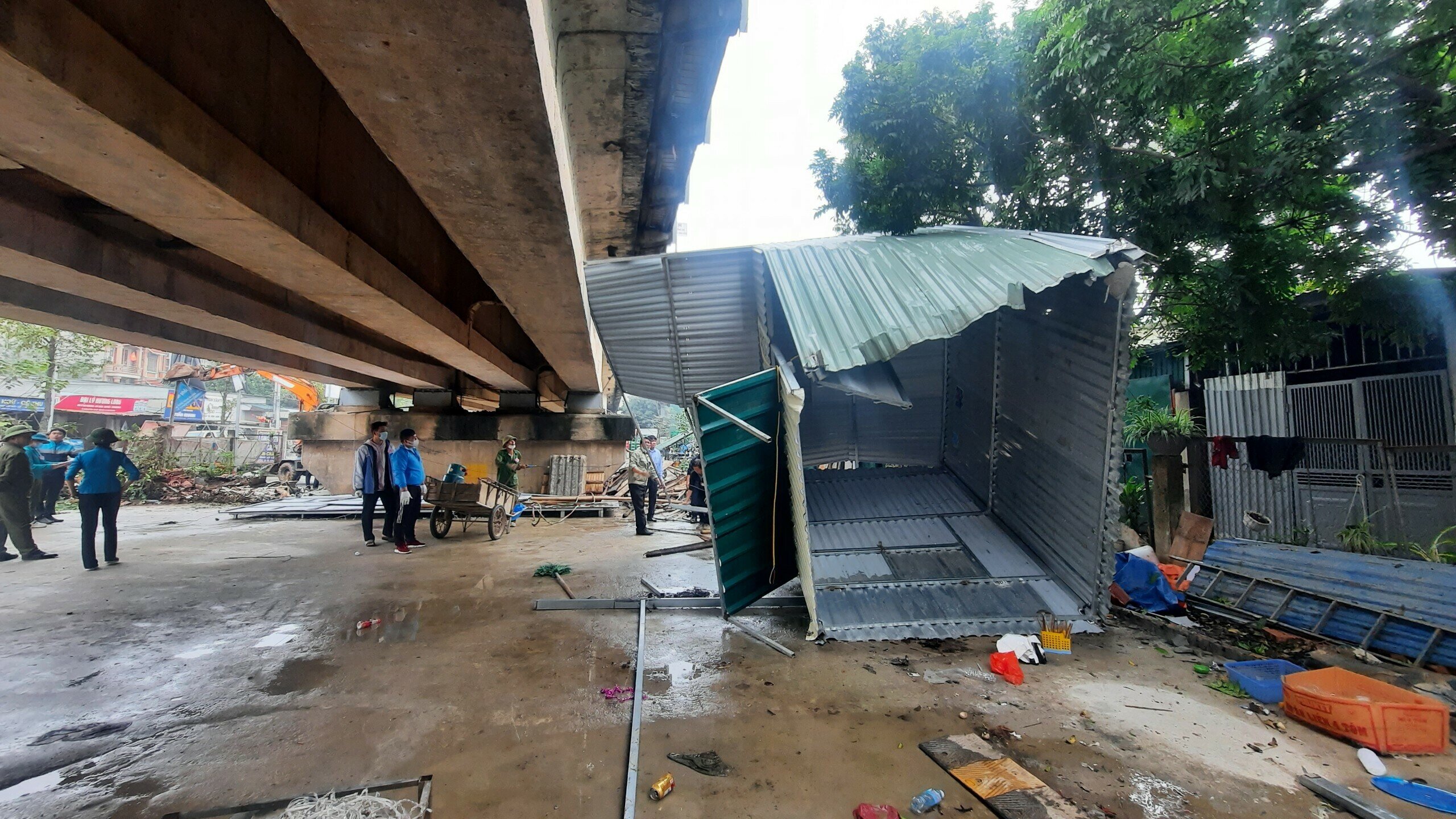 Nhiều nhà dựng bằng tôn và sắt đã bị lực lượng tháo dỡ.