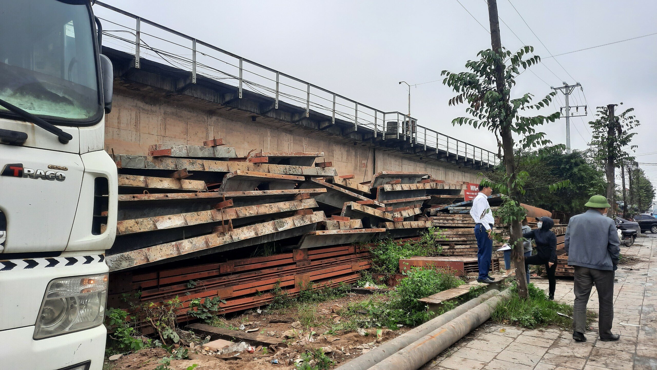 Những bãi tập kết vật liệu xây dựng, giàn giáo công trình lớn đã bị lực lượng liên ngành lập biên bản và yêu cầu cam kết tự di chuyển trong ngày 11/2.