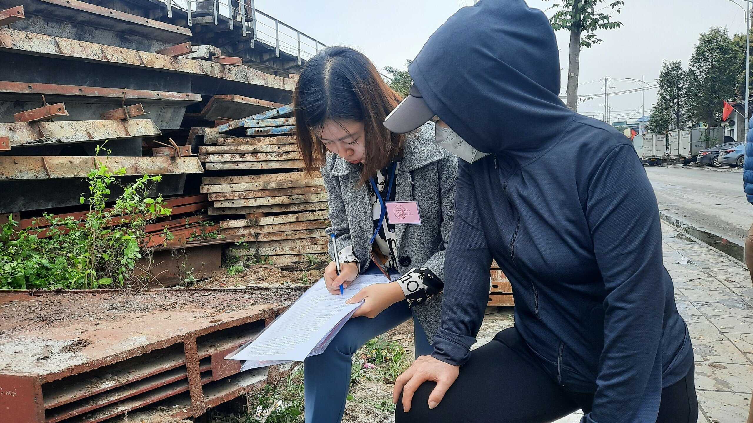 Khi PV hỏi chủ một bãi tập kết khung sắt, giàn giáo xây dựng tại đây thì người này cho biết, để được sử dụng diện tích dưới gầm cầu này thì họ đã phải bỏ tiền ra thuê một người tên là T., với giá 6 triệu đồng/tháng.