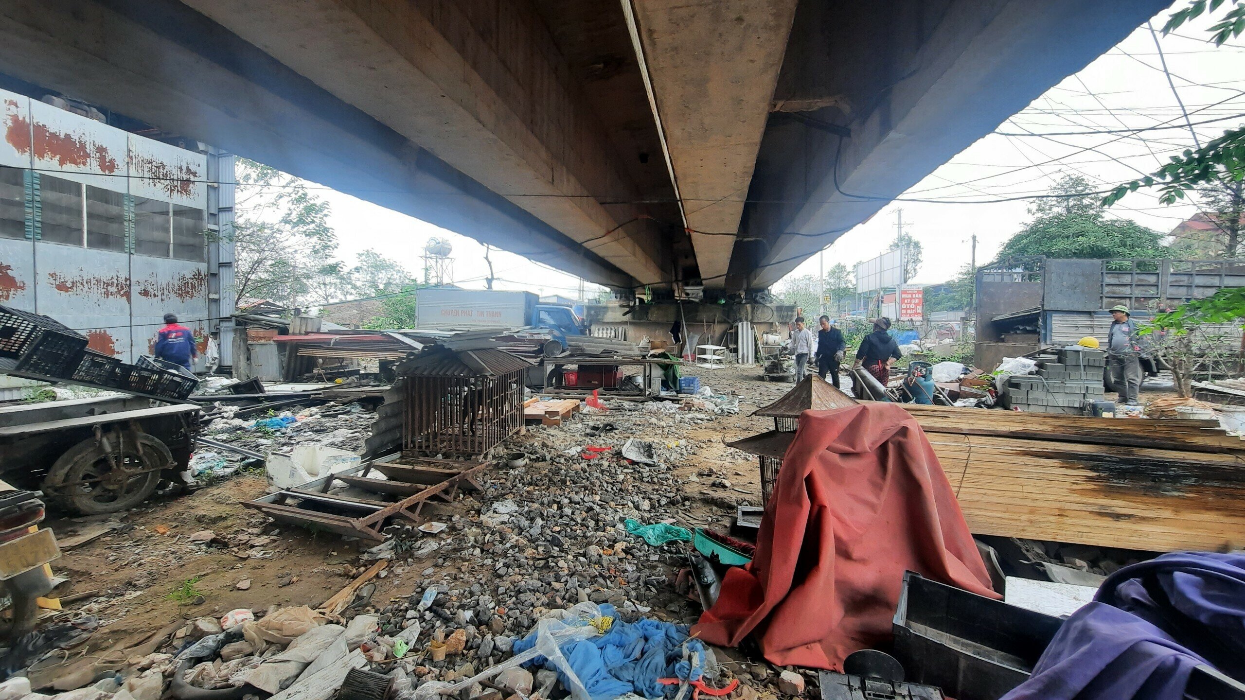 Trong khi đó, đại diện Công ty Cổ phần Đường sắt Hà Thái - đơn vị quản lý tuyến đường sắt đi qua cầu Thăng Long khẳng định, đơn vị này không hề cho bất kỳ cá nhân, tổ chức nào thuê lại khu đất dưới gầm cầu đường sắt.