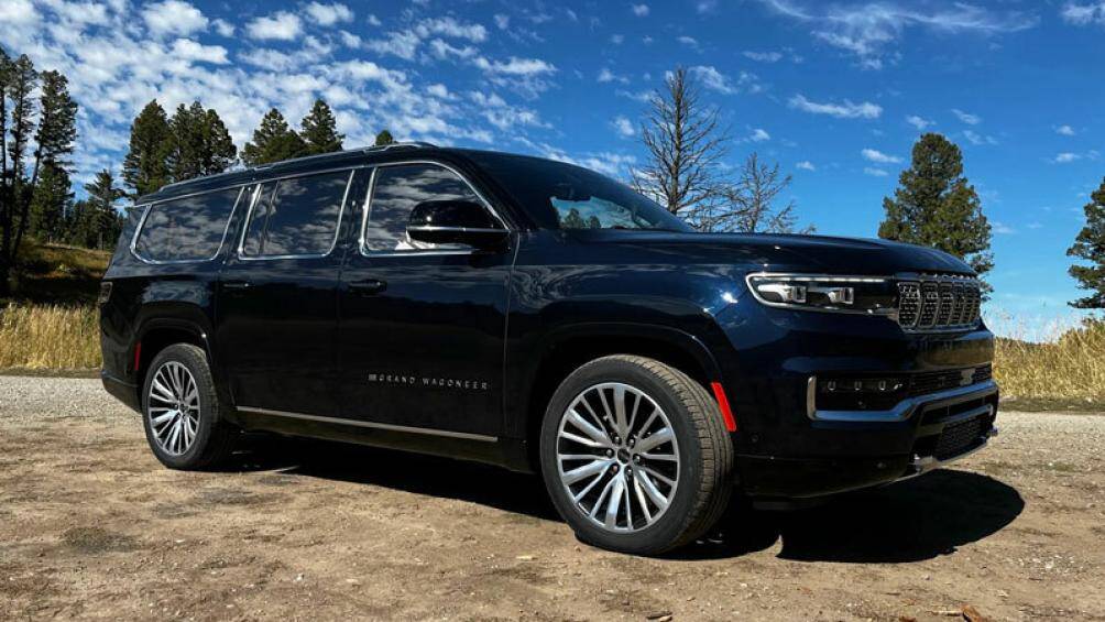2. Jeep Grand Wagoneer 2023 (giá khởi điểm: 88.640 USD)