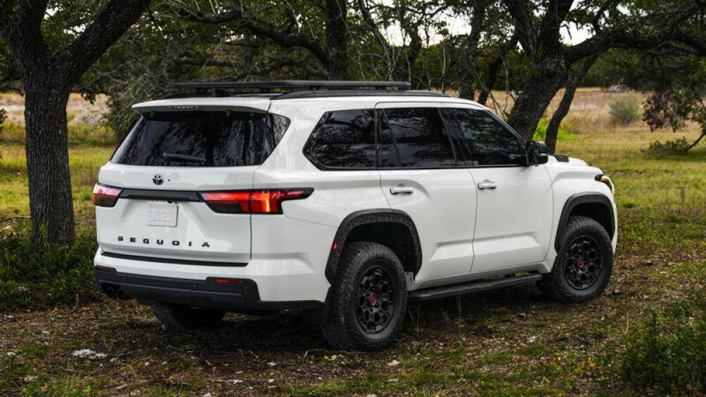 6. Toyota Sequoia 2023 (giá khởi điểm: 58.365 USD)