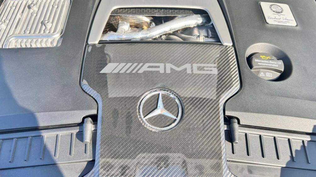 Bên dưới nắp ca-pô vẫn là khối động cơ xăng V8, tăng áp kép, dung tích 4.0L có thể sản sinh ra công suất tối đa 577 mã lực và mô men xoắn cực đại 850 Nm