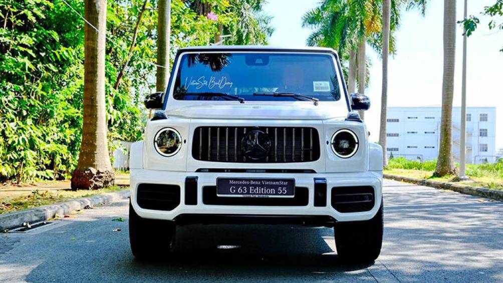 Chiếc đầu tiên về Việt Nam sở hữu màu sơn trắng Opaline, đi cùng bộ tem nhận diện phiên bản giới hạn bên thân xe, bộ mâm đa chấu lên tới 22 inch