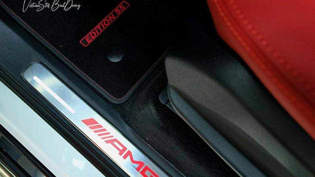 Điểm đáng chú ý của G63 Edition 55 nằm ở bên trong khoang cabin với logo 55 được khắc lên vô-lăng và ốp cửa, thảm sàn