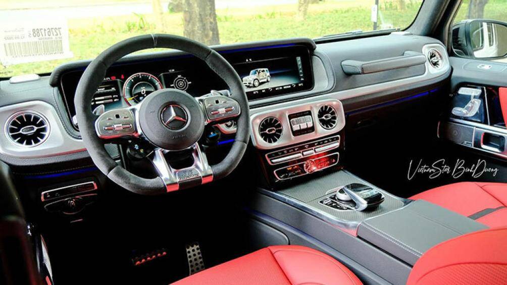 Nội thất đỏ hai tông màu 537 Nappa leather và Classic Red/black chỉ sản xuất độc quyền cho phiên bản này cùng vô số chi tiết bằng carbon