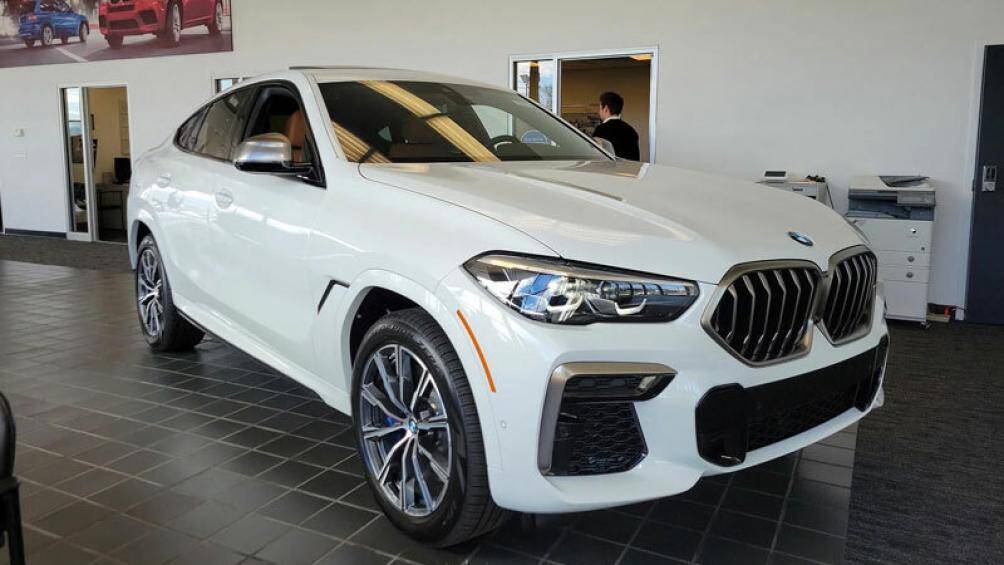 6. BMW X6 M50i 2023 (giá khởi điểm: 89.100 USD)