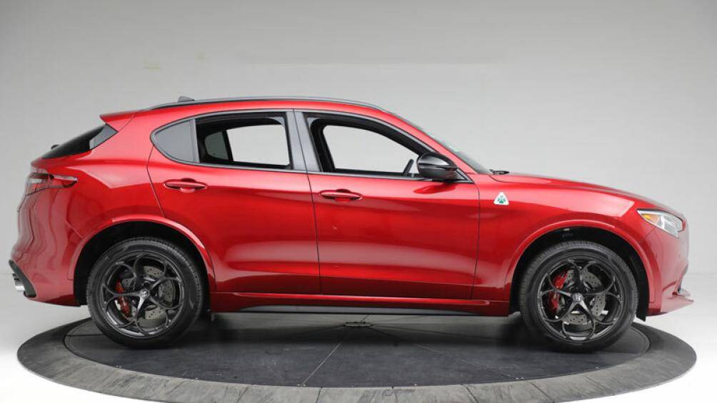 10. Alfa Romeo Stelvio Quadrifoglio (vận tốc tối đa: 285 km/h)