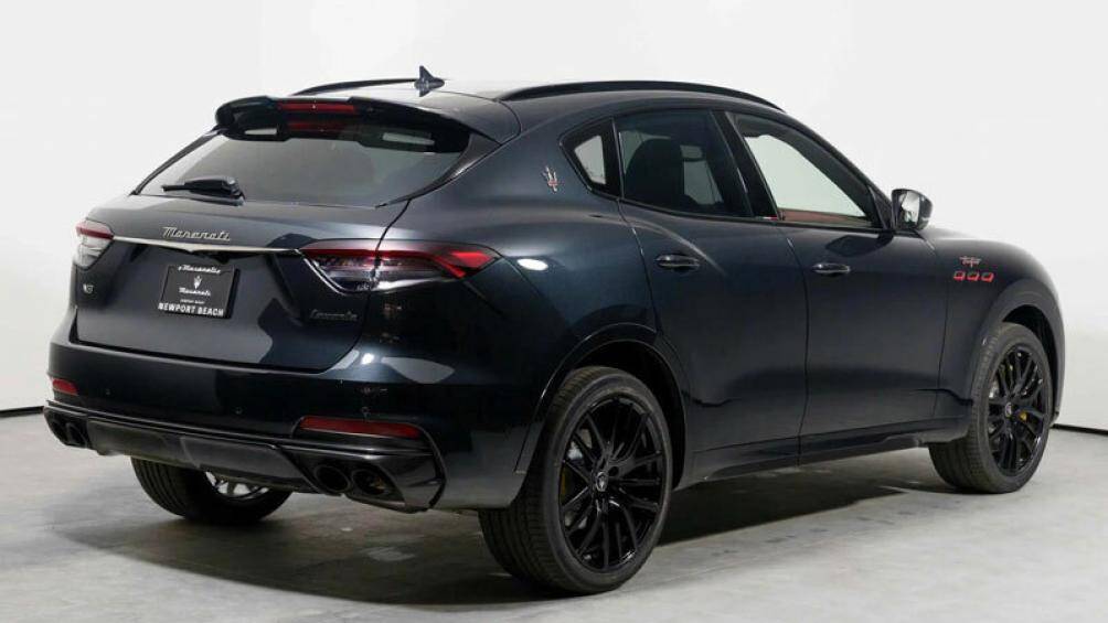 5. Maserati Levante Trofeo (vận tốc tối đa: 301 km/h)