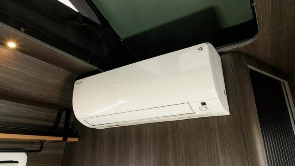 Ngoài ra, xe còn được lắp đặt hệ thống điều hòa không khí cỡ lớn, dàn nóng điều hòa ngoài được đặt gọn gàng dưới cản sau