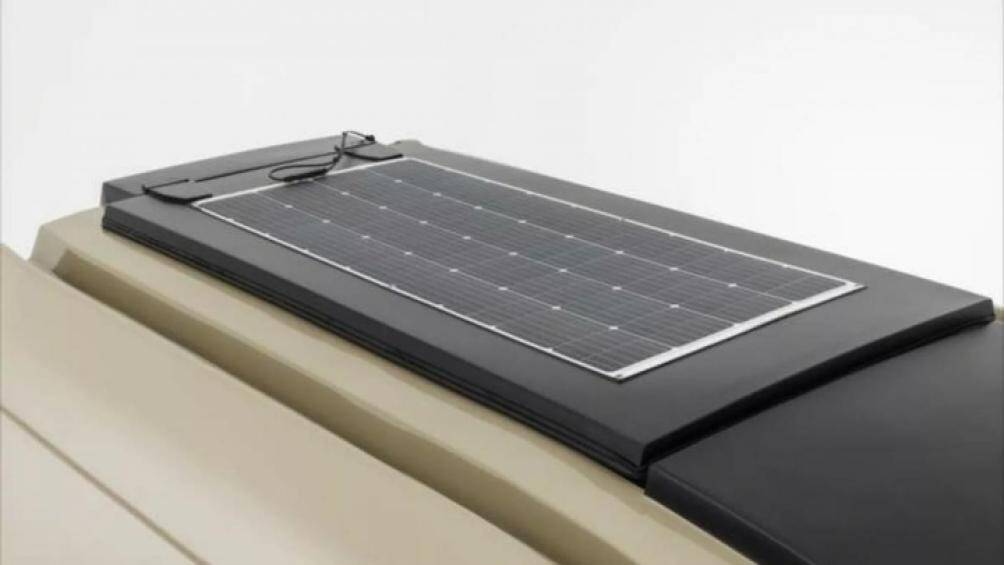 Nhờ có các tấm pin mặt trời 200W gắn trên nóc xe, BR75 SUV Adventure Camper có thể duy trì đầy đủ chức năng ngay cả ở khu vực không có điện