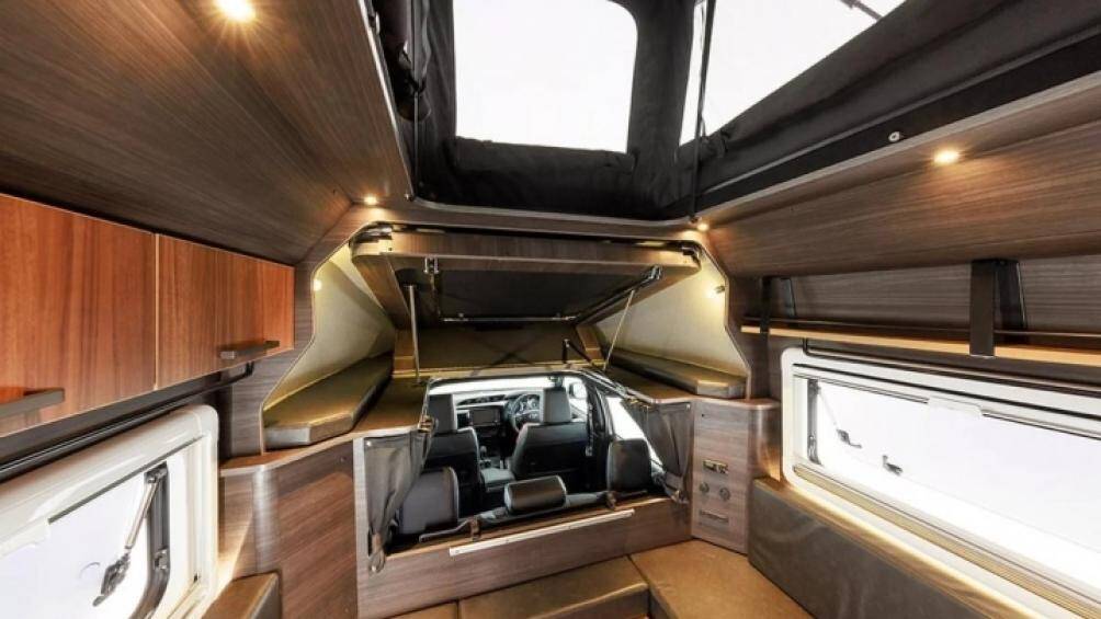 Bước vào bên trong khoang sau, cảm giác sang trọng tràn ngập không gian với gỗ ốp, sàn lát gạch và hệ thống đèn cung cấp đủ ánh sáng