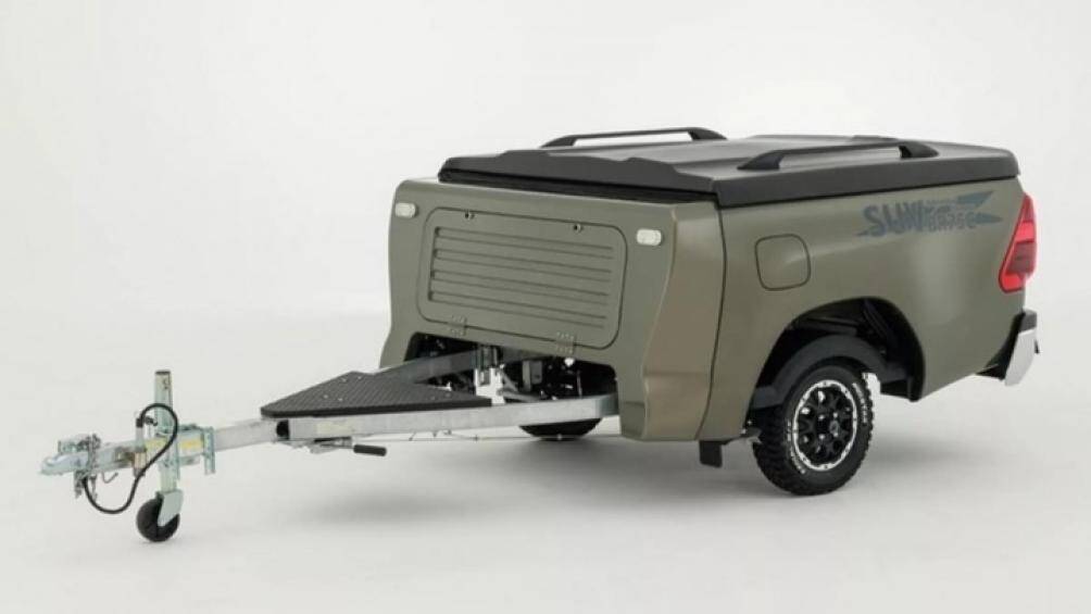 Chiếc xe còn có một phòng thứ hai ở phía sau, có vòi hoa sen, sàn nhà không thấm nước cùng rãnh thoát nước, bồn rửa, gương...