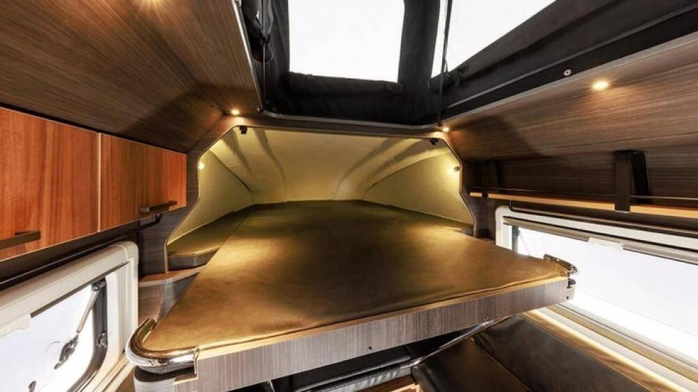 Xe có đủ chỗ ngồi cho năm hành khách, đồng thời cung cấp không gian ngủ rộng rãi cho hai người lớn và hai trẻ em ở phía sau