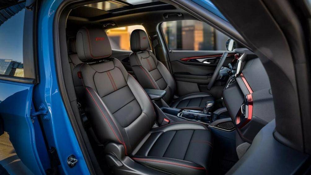 Thứ hai là động cơ xăng 4 xi-lanh, dung tích 1.3L, cho công suất tối đa 155 mã lực