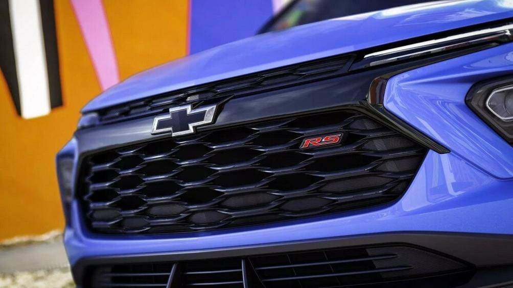 Lưới tản nhiệt trên Chevrolet Trailblazer 2024 vẫn được chia thành hai phần nhưng phần trên được thu nhỏ lại dưới dạng thanh ngang