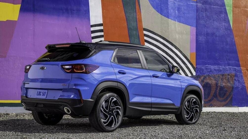 Ở đằng sau, Trailblazer 2024 được bổ sung đèn hậu mới, 2 đầu ống xả mạ crôm và đèn phản quang nằm dọc thay vì nằm ngang như trước